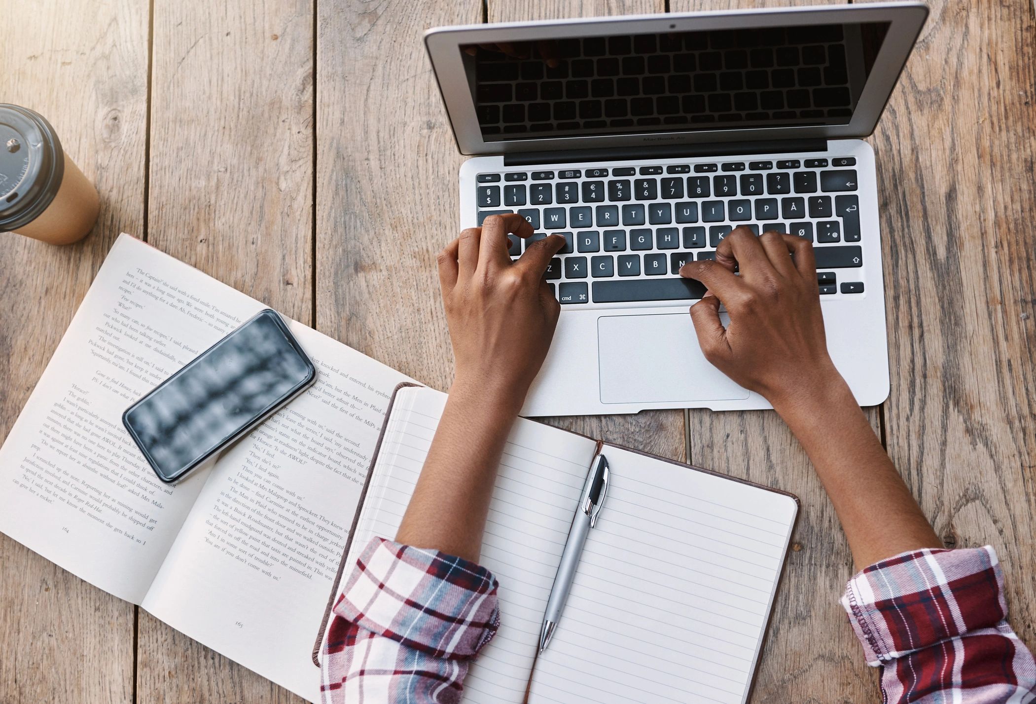 Persona aprendiendo en línea con una laptop